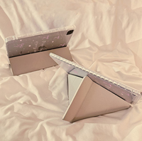 Housse de tablette esthétique rose pastel avec nœud et étoile pour iPad Y, support pliable à trois volets, dos rigide transparent, résistante aux chocs, légère et réglable