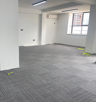 Dalles de moquette de bureau d'origine usine 66x66 en nylon non tissé haute densité, insonorisantes et résistantes aux taches pour bâtiments commerciaux