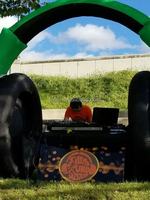 Model Earphone Tiup Raksasa dengan Logo Headset Tiup untuk Dekorasi Panggung Musik
