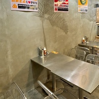 Table en acier inoxydable de style industriel et chaises pliantes en acrylique, mobilier commercial pour restaurant de nouilles