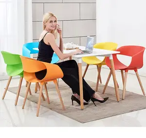 Silla de plástico con patas de madera para restaurante, precio de fábrica, superventas