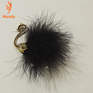 Spilla a forma di cigno in piume soffici fatte a mano - Spilla animale con perline avvolte in filo dorato, gioiello di moda, regalo per lei - Product Image 3