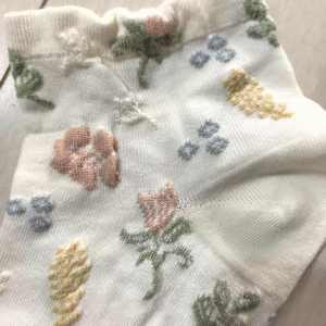 Lot mixte de surplus de vêtements : Chaussettes décontractées pour femmes, style <span class=keywords><strong>japonais</strong></span>, à <span class=keywords><strong>motif</strong></span> floral, à volants délicats, montantes à la cheville, à prix bas pour la revente - Product Image 4
