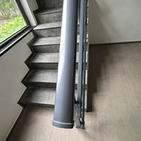Rampe de sécurité moderne en verre trempé gris, fixation latérale en alliage d'aluminium pour escalier, balcon, salle de bain, cour, extérieur, villa