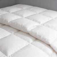 Couette blanche matelassée carrée, garnissage doux, lavable, pour hôtels, complexes hôteliers et chambres d'hôtes - Fournisseur de literie