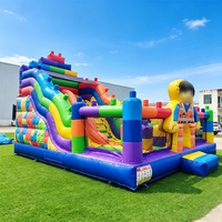 Château gonflable combiné avec zone de saut, toboggan et mur d'escalade pour enfants, parc d'attractions extérieur