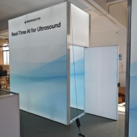 Présentoir Mural Modulaire Lumineux en Tissu SEG pour l'Industrie Médicale : Idéal pour Conférences et Événements Professionnels