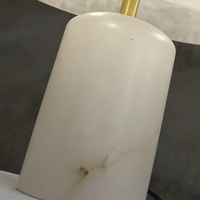 Lampe de table minimaliste en laiton brossé imitation albâtre, abat-jour en forme de tambour avec embout annulaire pour la décoration de maisons et d'espaces commerciaux de luxe