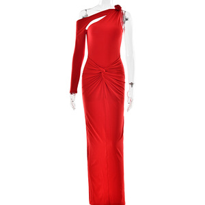 Vestido de Noche Largo con Cuello Asimétrico, Manga Larga, Corte Entallado, Detalle Floral, Color Rojo - Product Image 5