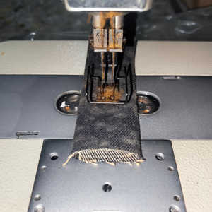 Máquina de Coser Industrial 8450 de Doble Aguja, Motorizada, con Accionamiento Directo por Computadora, Cortahilos Automático, Puntada Recta, Base Plana - Product Image 4