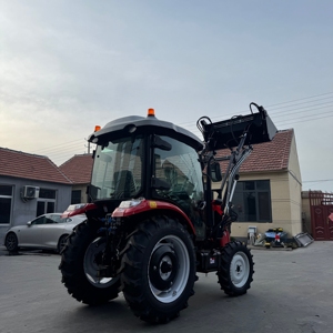 รถแทรกเตอร์ Yto Red 4WD พร้อมที่ตักด้านหน้า สำหรับใช้งานในฟาร์ม ระบบเกียร์อเนกประสงค์ - Product Image 2