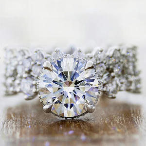 Anello di Fidanzamento F725 per Donna in Oro Bianco con Diamante Taglio Brillante Rotondo Colore D Naturale e Diamanti Laterali - Product Image 2