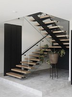 Escalier flottant design en acier et bois avec garde-corps en verre pour appartement, maison intelligente, intérieur – Escalier modulaire durable et facile à assembler