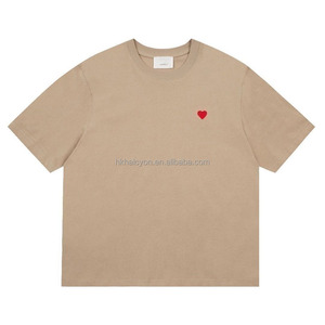 Camiseta minimalista francesa para hombre |   Pequeño Corazón Rojo Bordado |   Corte Holgado |   Multicolor para Ropa Urbana y Uso Diario - Product Image 2