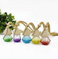 10ml suspendu couleur rhomboïque voiture bouteille de parfum huile essentielle diffuseur bouteille en verre voiture désodorisant bouteille avec couvercle en bois