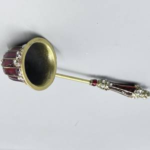 Apagavelas Ceremonial Dorado, Agrega un Toque de Lujo a la Decoración de tu Mesa de Shabat - Product Image 5