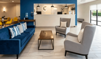 Meubles d'hôtel haut de gamme Country Inn & Suites by Radisson pour projets hôteliers : Canapé, Chaise, Table