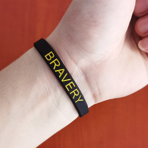 Braccialetti in Silicone Promozionali Personalizzati per Festival con Scritte di Coraggio, Saggezza <span class=keywords><strong>e</strong></span> <span class=keywords><strong>Gentilezza</strong></span> - Product Image 4