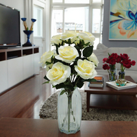 Fleur de rose artificielle élégante faite à la main avec de l'eau de faux dans le vase en verre pour la décoration à la maison et de mariage