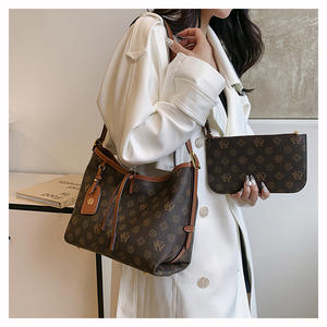 กระเป๋าสะพายไหล่สไตล์ย้อนยุคใหม่กระเป๋าผู้หญิงพิมพ์ลายเองได้กระเป๋าผู้หญิงพร้อมกระเป๋าใส่เงินจุได้เยอะ2ชิ้น - Product Image 1