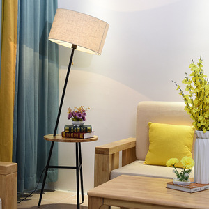 Lámpara de Pie Moderna con Mesa Lateral de Madera, Pantalla de Tela Beige, Base de Trípode Metálico, E26 LED, Luz Blanca Cálida Regulable 3500K - Product Image 2