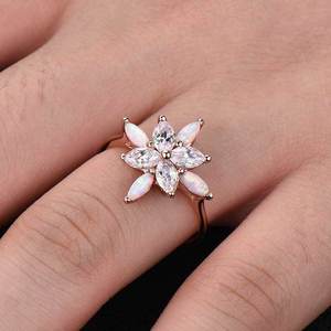 Anello da Donna Stile Opale con Motivi Floreali, Elegante Gioiello Regolabile in Lega con Accenti Colorati, Design Moderno per Regalo - Product Image 4