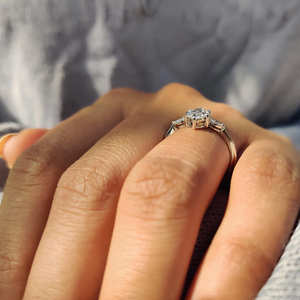 แหวนเพชรเลี้ยงในห้องปฏิบัติการที่ขัดเงาอย่างประณีต ออกแบบมาเพื่อเฉลิมฉลองความรักด้วยความสง่างามอย่างมีรีสอร์สจากอินเดีย - Product Image 4