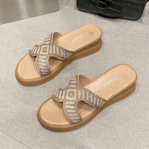 รองเท้าสไลด์แบบเปิดนิ้วเท้าสำหรับผู้หญิง ขายส่งจากโรงงาน พื้นยาง PU ตกแต่งด้วยหัวเข็มขัด สวมใส่สบายๆ สำหรับฤดูร้อน กันน้ำ - Product Image 1