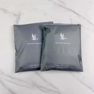 Bolsas de Plástico Plateadas Personalizadas con Logotipo de Redes Sociales - Empaque Reutilizable para Ropa en Comercio Electrónico - Product Image 5