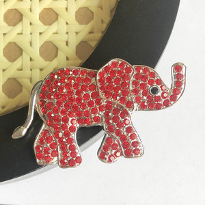 Broche de Perlas y Elefantes con Pedrería Plateada de la Hermandad Griega Delta para Mujer, Joyería para Divas de Hermandades - Product Image 3