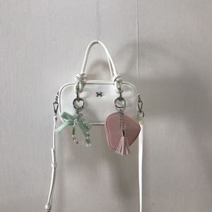 Sac seau OEM blanc en PU pour femme avec fermeture éclair, poignée supérieure, sac à bandoulière, breloque cœur rose, porte-clés à pompon, pendentif nœud menthe - Product Image 1