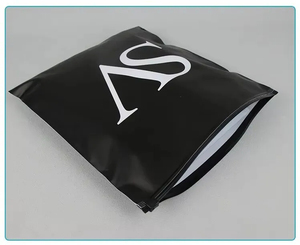 Sacs refermables adhésifs givrés avec logo personnalisé et anneau de traction noir pour l'emballage - Product Image 6