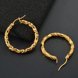 ต่างหูห่วงสไตล์ทันสมัย ชุบทอง 18k ทำจากสแตนเลส ได้รับการรับรองจากบุคคลที่สาม เหมาะสำหรับงานแต่งงาน งานหมั้น และงานทางศาสนา - Product Image 4