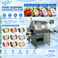 Machine d'emballage automatique pour barquettes de repas prêts à consommer avec étiquettes pré-collées et manchons pré-collés pour conteneurs
