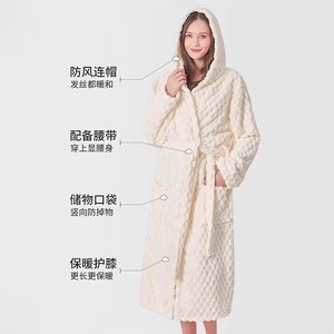 Albornoz con estampado de nubes para mujer, forro polar grueso con capucha, bolsillo y cinturón para uso en el hogar y spa, blanco, azul, rosa - Product Image 1