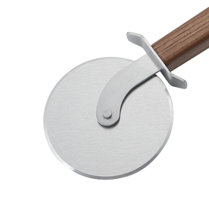 Taglierina per <span class=keywords><strong>Pizza</strong></span> in acciaio inossidabile con manico in legno ergonomico e protezione per le dita per una facile cottura e barbecue - Product Image 5