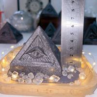 Pyramide en Shungite Naturelle à Prix Abordable avec Gravures Yeux Maléfiques pour Décoration Feng Shui, Artisanat en Cristal