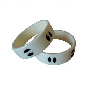 Pulseras de Resina Acrílica Hechas a Mano con Diseño de Dibujos Animados, Joyería de Moda Única Unisex, Diseño Blanco con Ojos Negros para Mujer - Product Image 1
