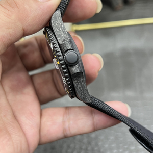 Boîtier en fibre de carbone version personnalisée - Motif en fibre de carbone au design unique - Montre mécanique haut de gamme pour homme - Product Image 3