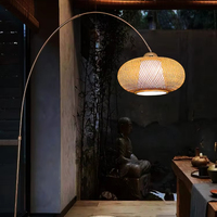 Lampe sur pied LED E27 moderne et minimaliste de style nordique avec structure en fer et abat-jour en bois pour chambre et salon de villa
