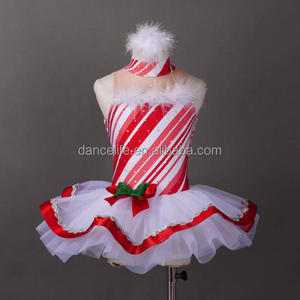 Costume de scène pour filles avec des rayures rouges <span class=keywords><strong>et</strong></span> blanches, des accents en fourrure <span class=keywords><strong>et</strong></span> une jupe <span class=keywords><strong>tutu</strong></span> pour la danse - Product Image 1