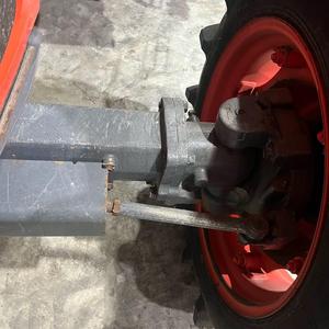 Tractor Kubota 954Kq de Segunda Mano con Tracción en las Cuatro Ruedas, en Excelentes Condiciones, Ideal para Uso en Zonas Rurales y Agrícolas, a Bajo Precio - Product Image 3