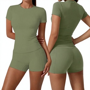 Conjunto de Yoga de 2 Piezas para Mujer, Color Verde Sólido, Top de Manga Corta con Cuello Redondo y Bolsillo, Pantalones Cortos Deportivos, Ropa Deportiva para Primavera/Verano - Product Image 1