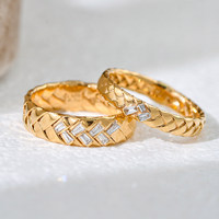 Anillo de Oro de 18K con Diamantes Cultivados en Laboratorio, Diseño de Cinta Tejida con Diamantes Baguette Cónicos, Estilo Bellesiora, Disponible en Versiones Anchas y Estrechas