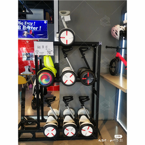 Présentoir de magasin de <span class=keywords><strong>scooter</strong></span> et de vélo électrique auto-équilibré moderne personnalisé étagère murale pliée et rotative - Product Image 3