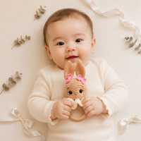 KAIYUE Maßgefertigte Häkel-Rassel in Tierform Holz-Beißring Handgemachtes Baumwoll-Amigurumi Baby-Sensorikspielzeug als Geschenk für Neugeborene