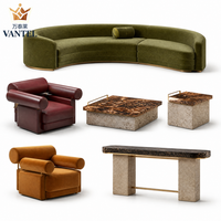 Ensemble de mobilier de luxe pour hall d'hôtel : canapé incurvé, fauteuils lounge, tables basses en pierre et console pour projets hôteliers