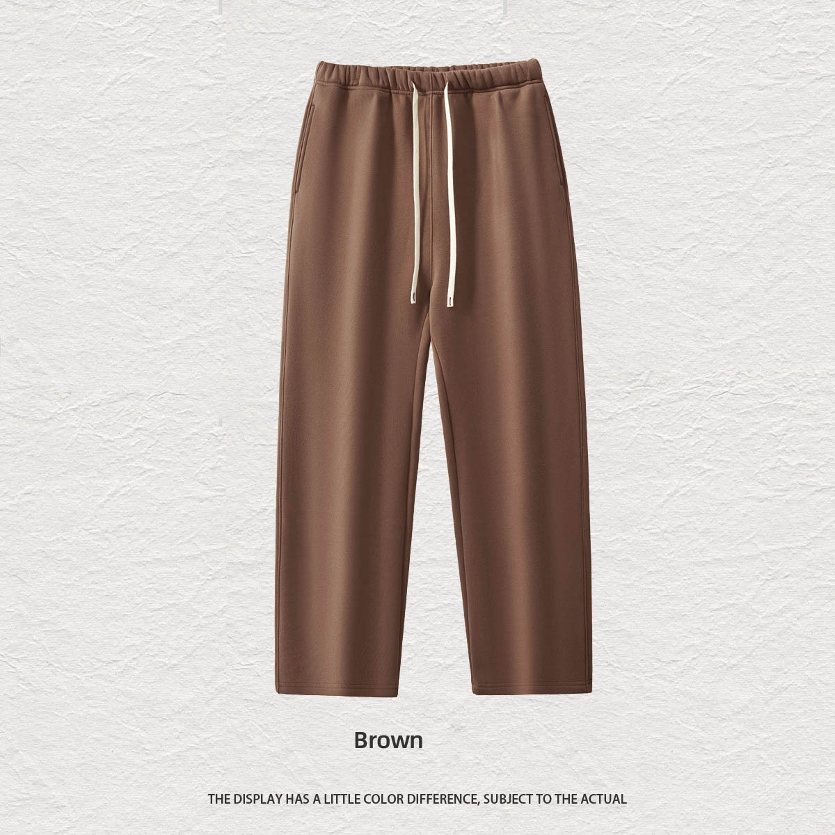 Pantalones marrones de corte recto.