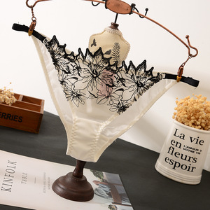 Perizoma Sexy da Donna in Cotone con Ricamo, Rete Trasparente e Pizzo, Mutandine a Vita Bassa con Motivo Floreale Traspirante - Product Image 6