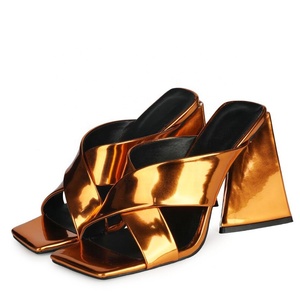 Sandalias de Tacón Grueso para Mujer, Color Nude, Punta Abierta Cuadrada, con Brillantes, Diseño Cruzado, Primavera-Verano 2021 - Product Image 1